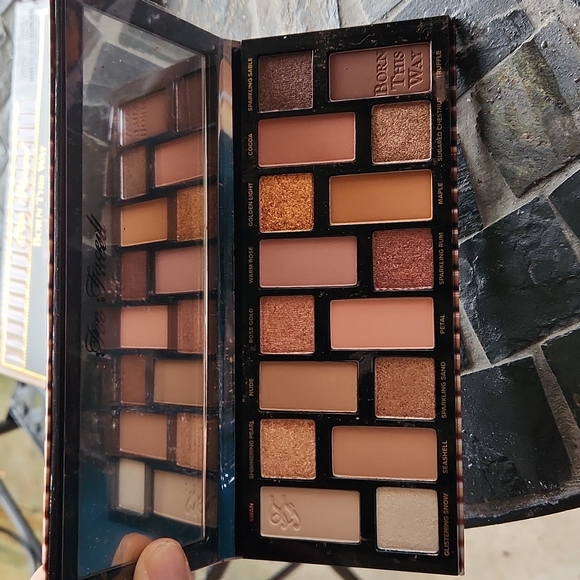 Too Faced Born This Way The Natural Nudes - Picture 2 of 5